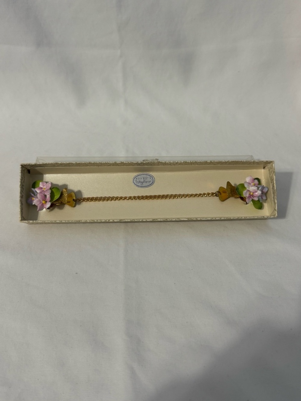 Vintage Sweater Clip Pink Porcelain Flowers Mayflower Nova Scotia NIB - Picture 4 of 4